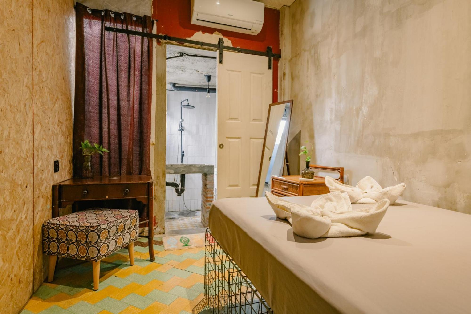 The Flying Fish Hostel Cebu Room photo